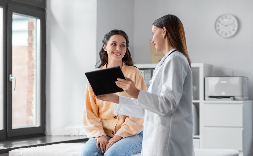 doctor explaining the safest D&E in New Jersey